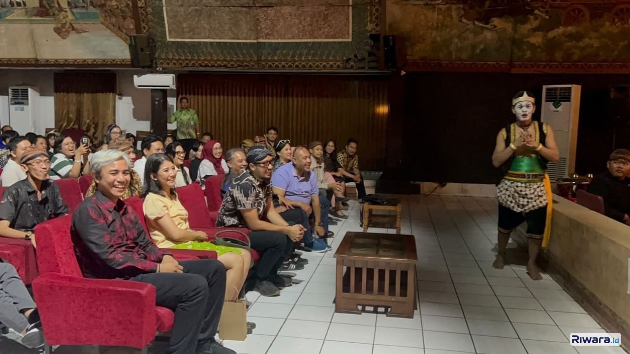 PB XIV menyaksikan Wayang Orang Sriwedari di Solo Kamis 23 September 2026 malam Usai pertunjukan PB XIV menemui para pemain dan mengenang perjalanan bersama di dunia seni pertunjukan